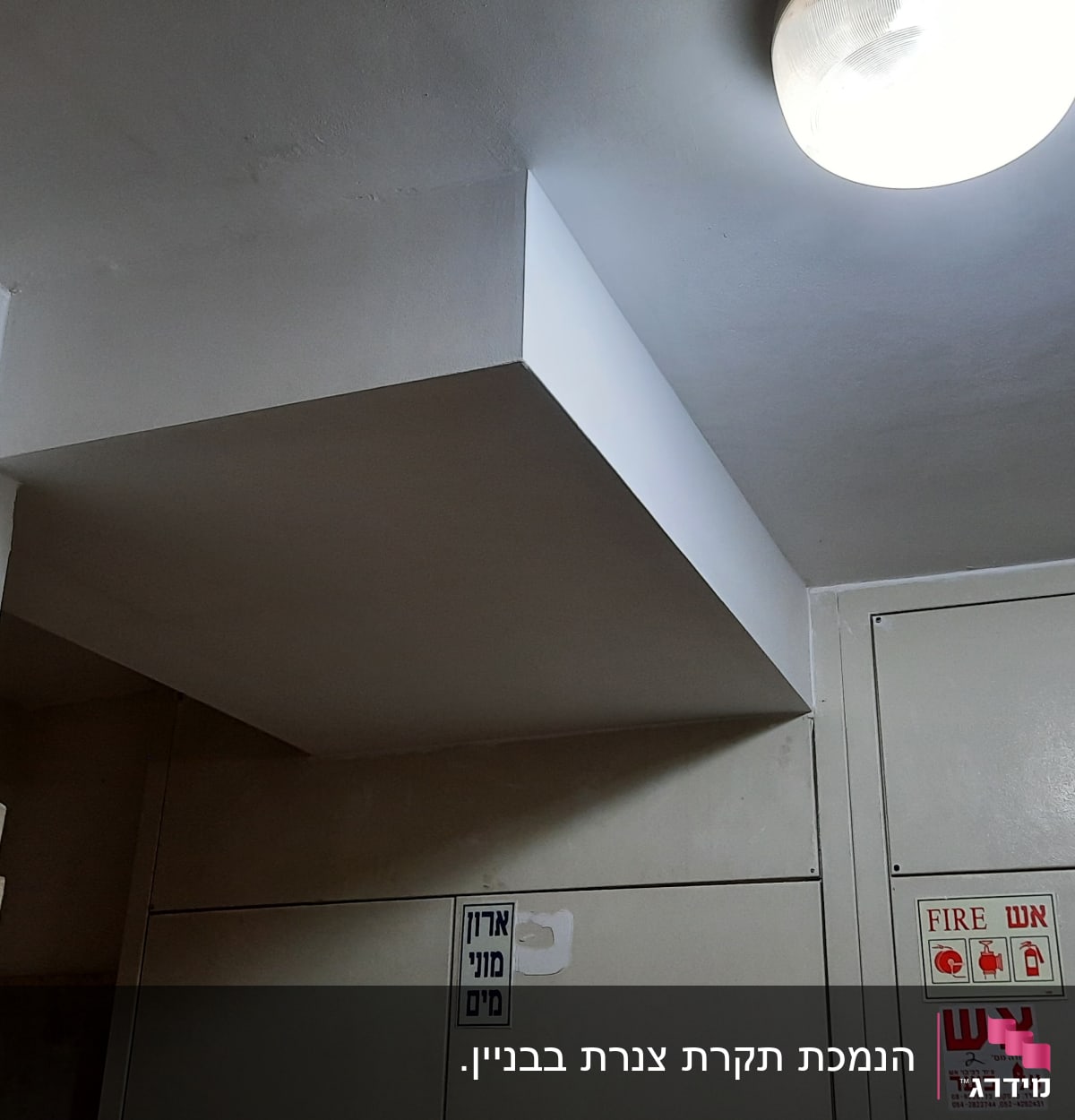 תקרת גבס עם תאורה עליונה